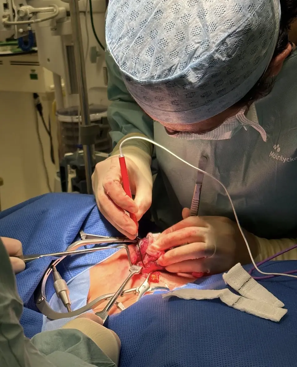 Mr Shad Khan carrying out Endocrine Surgery in Oxford